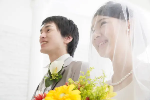 Porträtt Glad Ung Asiatisk Brud Och Brudgum — Stockfoto