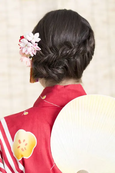 日本の伝統的な着物を着た美しい若い女性の肖像画 — ストック写真