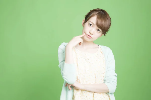 Genç Asyalı kadın düşünüyor.