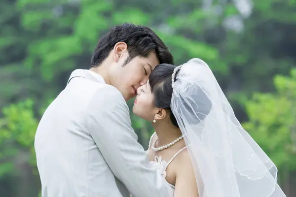 公園で愛する若いアジアのカップルの肖像画 — ストック写真