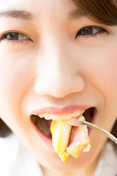 Vacker Asiatisk Kvinna Äter Utsökt Mat — Stockfoto