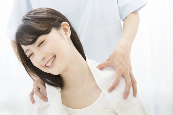 Junge Japanerin Bekommt Eine Massage Schönheitssalon — Stockfoto