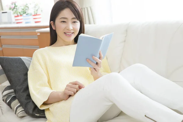 自宅で本を読む美しいアジアの女性の肖像画 — ストック写真