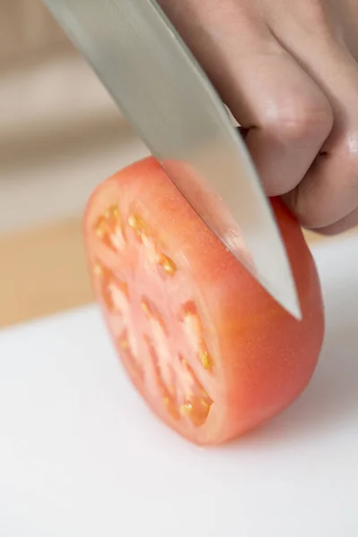 Femme Coupe Tomate Rouge Sur Table Cuisine — Photo