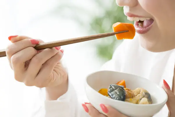 Jovem Mulher Japonesa Comer Com Pauzinhos — Fotografia de Stock