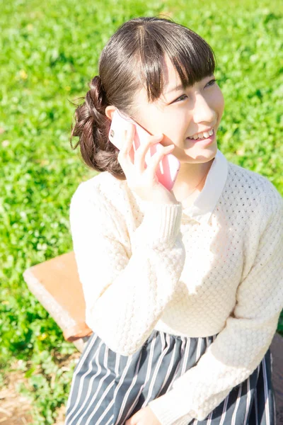 Portrét Japonské Mladé Dívky Smartphone Venkovní — Stock fotografie
