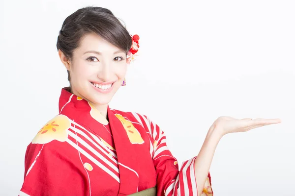 Portret Pięknej Młodej Kobiety Tradycyjnym Japońskim Kimono Otwartą Dłonią — Zdjęcie stockowe