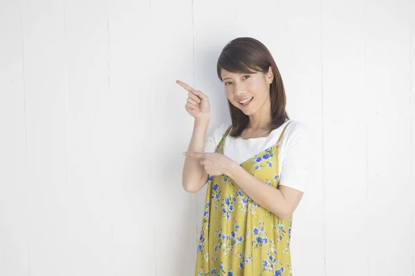 Japanerin Grünem Kleid Gestikuliert Auf Weißem Hintergrund — Stockfoto
