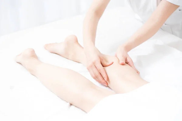 Junge Frau Bekommt Eine Massage Einem Wellnessbereich — Stockfoto