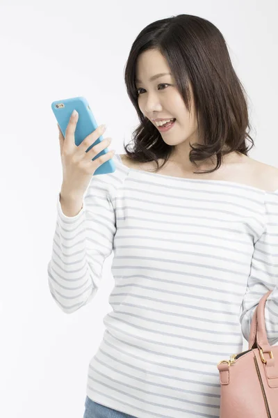 Студия Снимок Красивой Японской Женщины Смартфоном Белом Фоне — стоковое фото