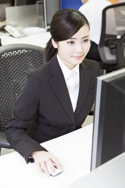 Joven Asiático Mujer Negocios Trabajando Con Ordenador Oficina — Foto de Stock