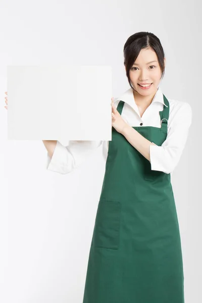 Mosolygós Fiatal Ázsiai Pincérnő Kezében Fehér Plakát — Stock Fotó