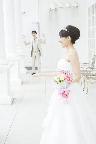 一緒にポーズする美しい幸せな若い結婚式のカップルの肖像画 — ストック写真
