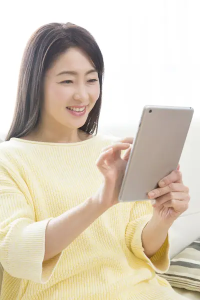 Lachende Aziatische Vrouw Met Behulp Van Digitale Tablet Thuis — Stockfoto