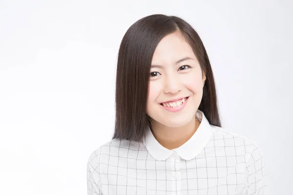 Studioaufnahme Der Schönen Japanischen Geschäftsfrau Die Auf Weißem Hintergrund Lächelt — Stockfoto