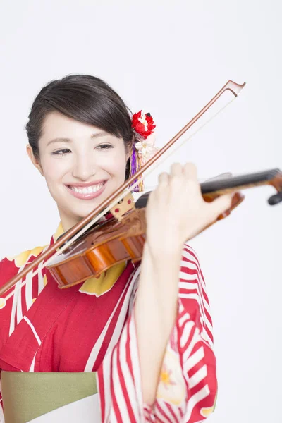바이올린을 전통적인 기모노와 여자의 초상화 — 스톡 사진