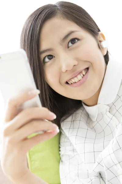 Ung Asiatisk Kvinna Som Använder Smartphone — Stockfoto
