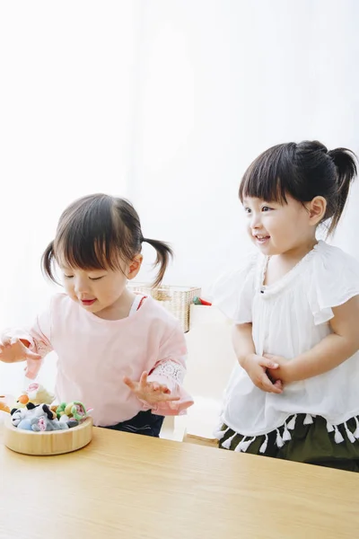 Κοντινό Πλάνο Των Χαριτωμένων Ιαπωνικών Κοριτσιών Που Παίζουν Παιχνίδια Στο — Φωτογραφία Αρχείου