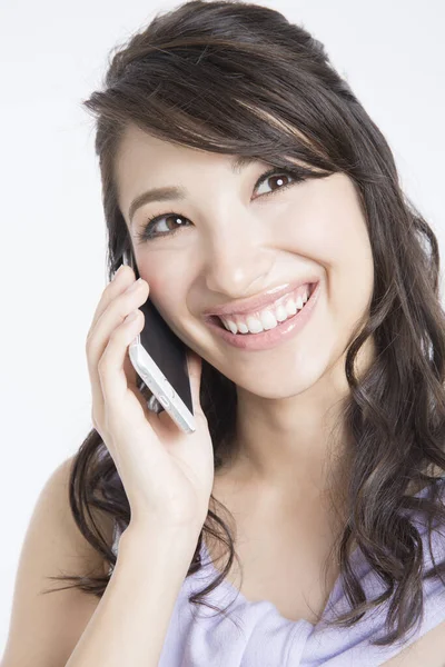 Porträt Der Schönen Japanischen Geschäftsfrau Gespräch Auf Smartphone Auf Weißem — Stockfoto