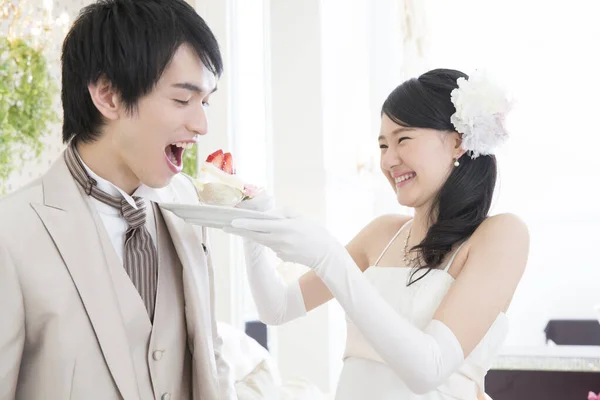 Schöne Glückliche Junge Hochzeitspaar Genießen Hochzeitstorte Zusammen — Stockfoto
