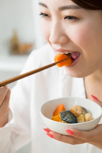 Mujer Asiática Comiendo Comida Con Palillos Casa — Foto de Stock