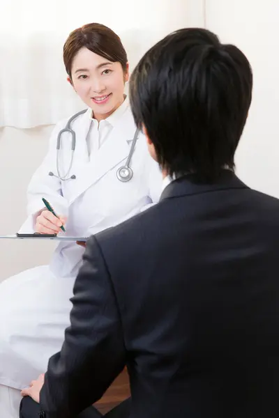 Läkare Undersöker Patienten Kontoret — Stockfoto