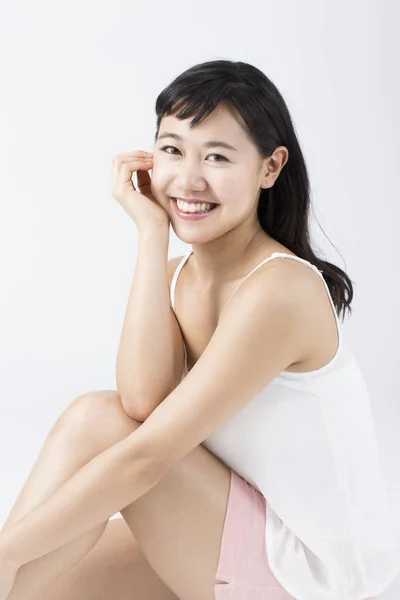 Krásná Japonská Žena Sedí Bílém Pozadí — Stock fotografie