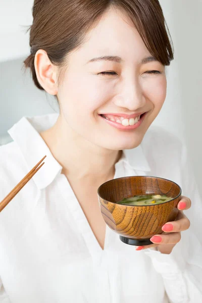 Fiatal Japán Eszik Evőpálcikával — Stock Fotó