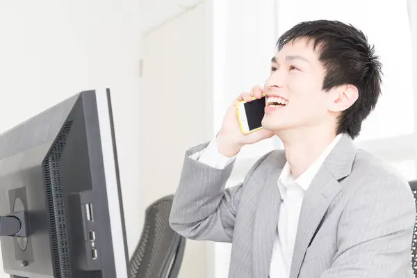 Close Portrait Young Japanese Businessman Talking Phone Workplace — Stock Photo, Image
