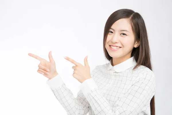 Студийный Снимок Красивой Японской Женщины Жестикулирующей Указательными Пальцами Белом Фоне — стоковое фото