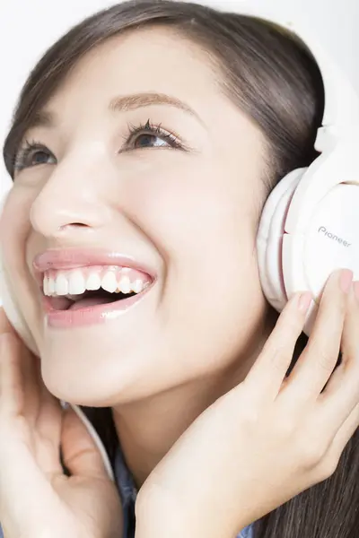 Joven Feliz Asiático Mujer Escuchar Música — Foto de Stock