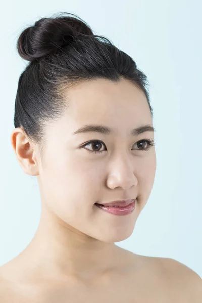 完璧な肌を持つ美しい若い日本の女性の肖像画 — ストック写真