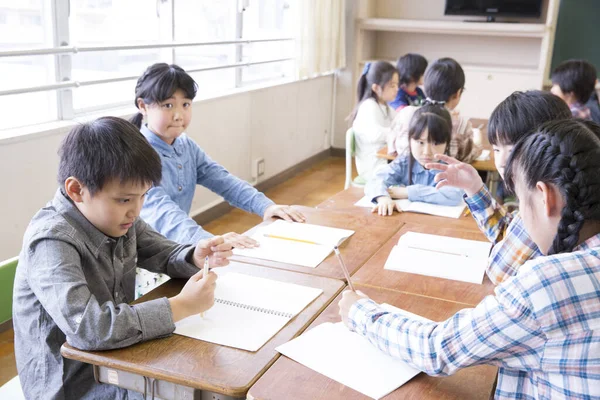 Niños Japoneses Trabajando Juntos Aula Concepto Trabajo Equipo — Foto de Stock