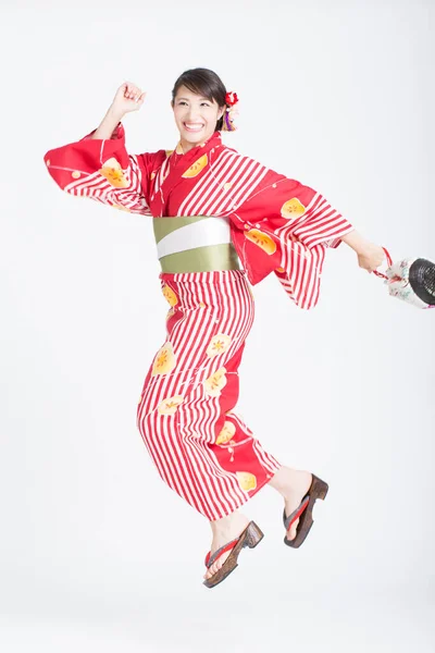Aziatische Vrouw Het Dragen Van Traditionele Japans Kimono Draait Wit — Stockfoto