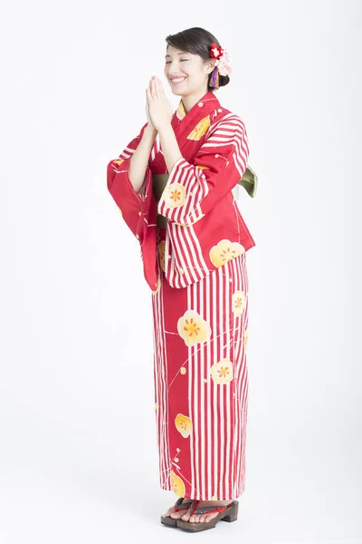 Молода Красива Азіатка Традиційному Одязі Стоїть Молиться Студійному Фоні — стокове фото
