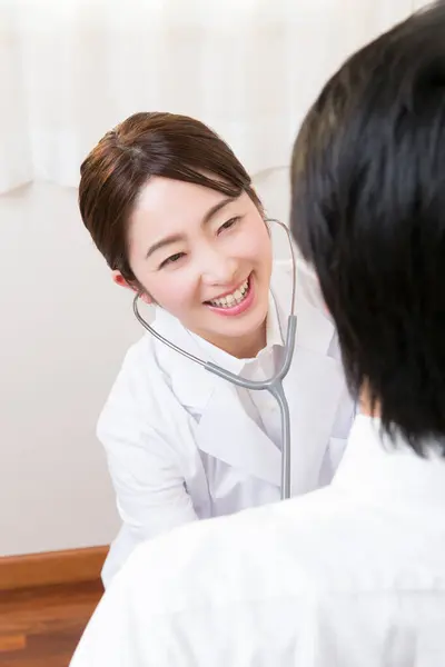 Asiatisk Läkare Som Undersöker Patient Med Stetoskop — Stockfoto