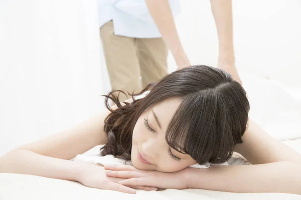 Ung Kvinna Avkopplande Spa Massage Session — Stockfoto