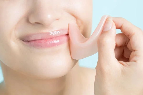 Wanita Muda Menghapus Patch Hidrogel Merah Muda Dari Bibirnya Kosmetologi — Stok Foto