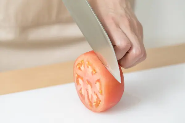 Mulher Cortando Tomate Vermelho Mesa Cozinha — Fotografia de Stock