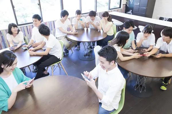 Jeunes Étudiants Asiatiques Utilisant Des Smartphones Classe — Photo