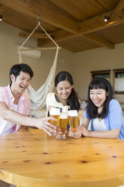 Smiling Asian Friends Drinking Beer Hotel Room Vacation — Stock Photo, Image
