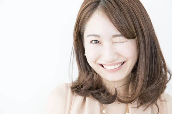 Retrato Bela Mulher Japonesa Piscando Fundo Branco — Fotografia de Stock