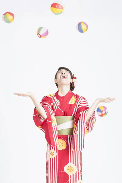 Belle Asiatique Femme Dans Japonais Traditionnel Vêtements Jouer Avec Ballon — Photo