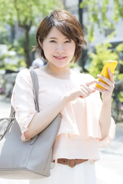 Jong Aziatisch Vrouw Met Behulp Van Mobiele Telefoon Straat — Stockfoto