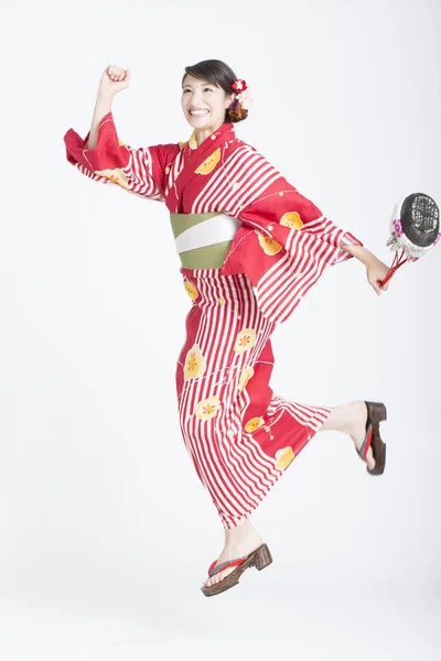 Asiatico Donna Indossare Tradizionale Giapponese Kimono Running Bianco Studio Sfondo — Foto Stock