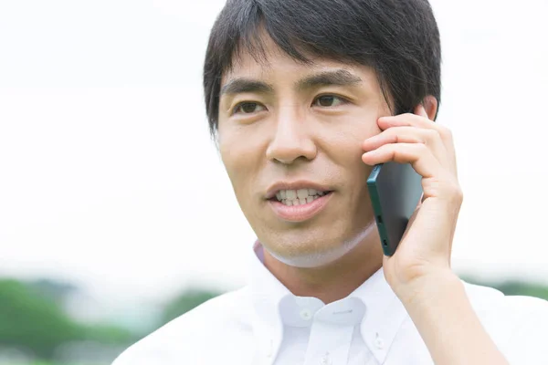 Jeune Asiatique Homme Parler Sur Téléphone Mobile — Photo
