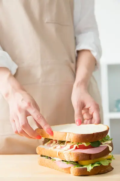 Vista Recortada Mujer Haciendo Sabroso Sándwich Mesa Cocina — Foto de Stock