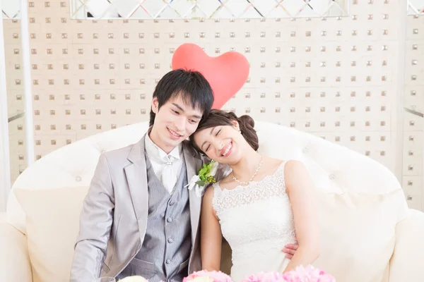 Красивая Счастливая Молодая Свадебная Пара Позирует Красным Сердцем — стоковое фото
