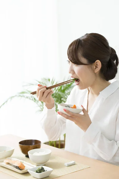 Ung Japansk Kvinna Äter Med Ätpinnar — Stockfoto