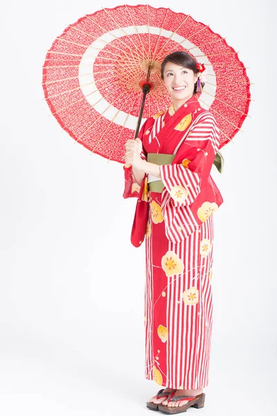 Portrét Krásné Japonské Ženy Kimonu Červeným Deštníkem — Stock fotografie
